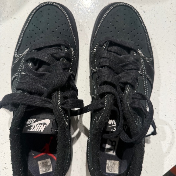 Travis Scott x Air Jordons - Picture 1 of 4